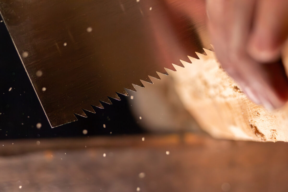 Sciage de bois à la main, menuiserie, Erebia Luminaires