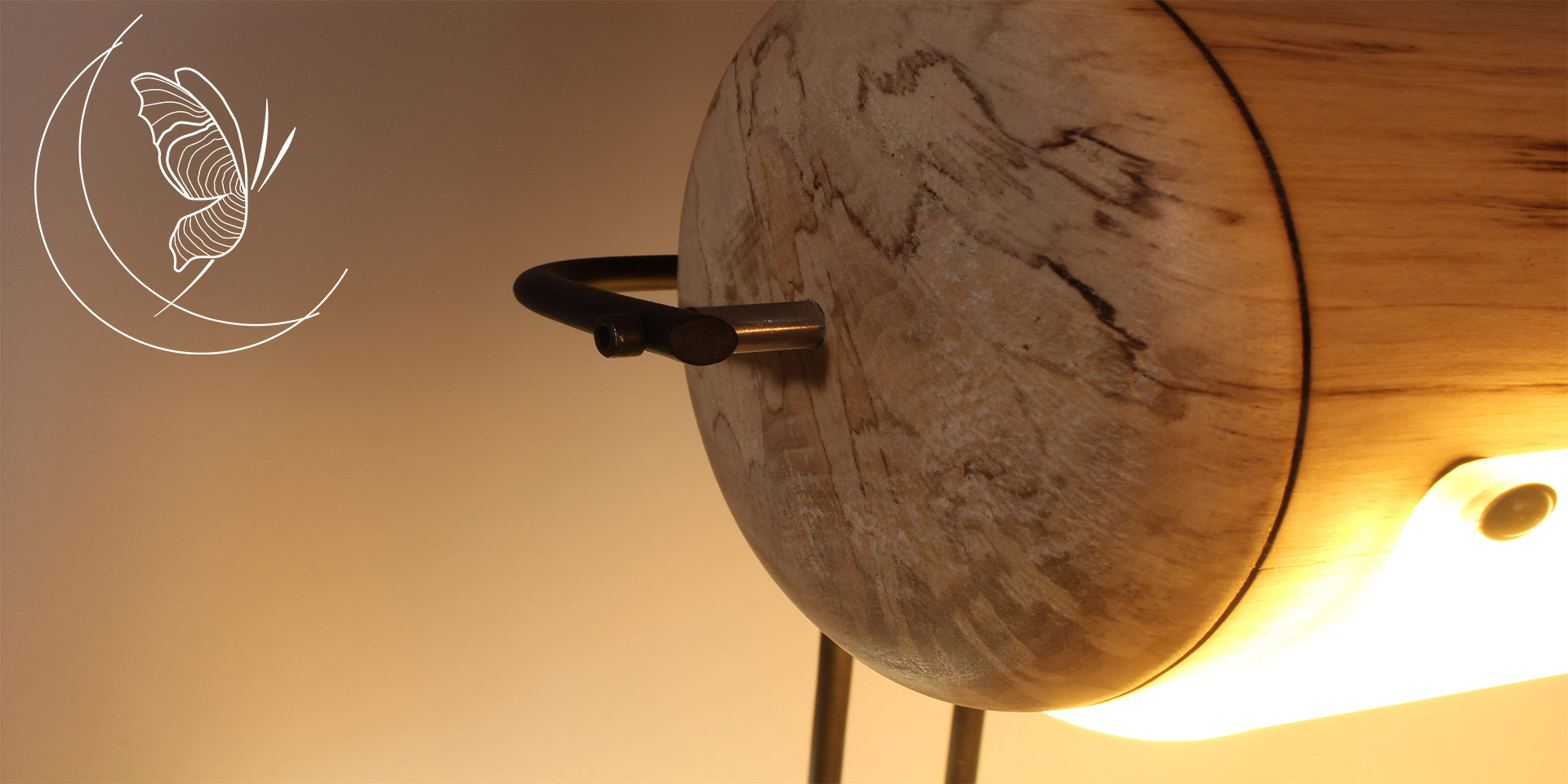 Tête de Lampe artisanale Erebia Luminaires Modèle Crysalide en bois et acier