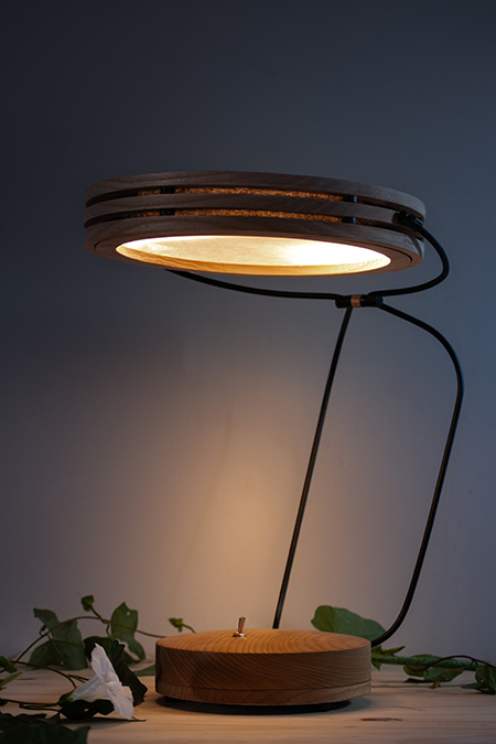 Lampe artisanale Erebia Luminaires Modèle Pemelène en bois et acier