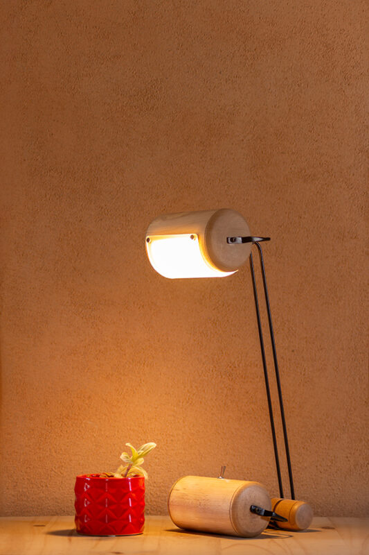 Lampe artisanale Erebia Luminaires Modèle Chrysalide en bois et acier