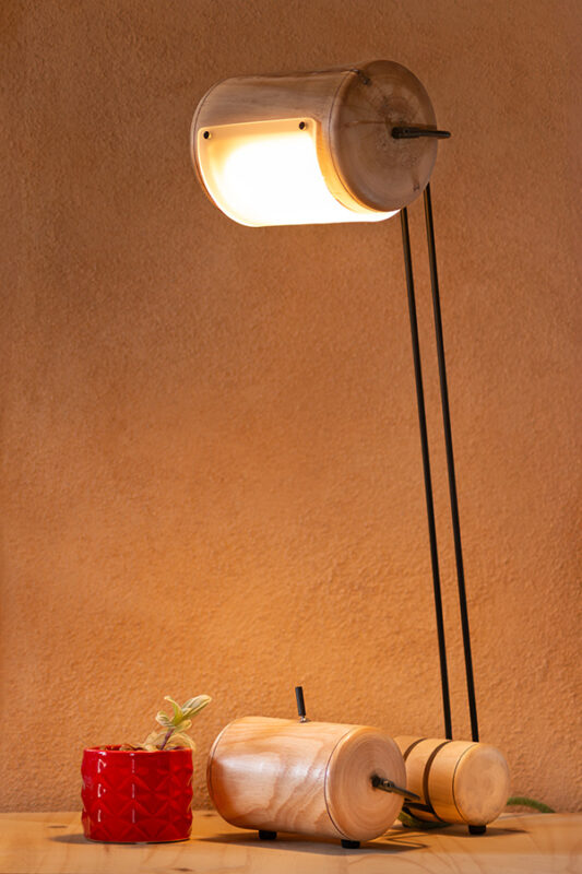 Lampe artisanale Erebia Luminaires Modèle Chrysalide en bois et acier