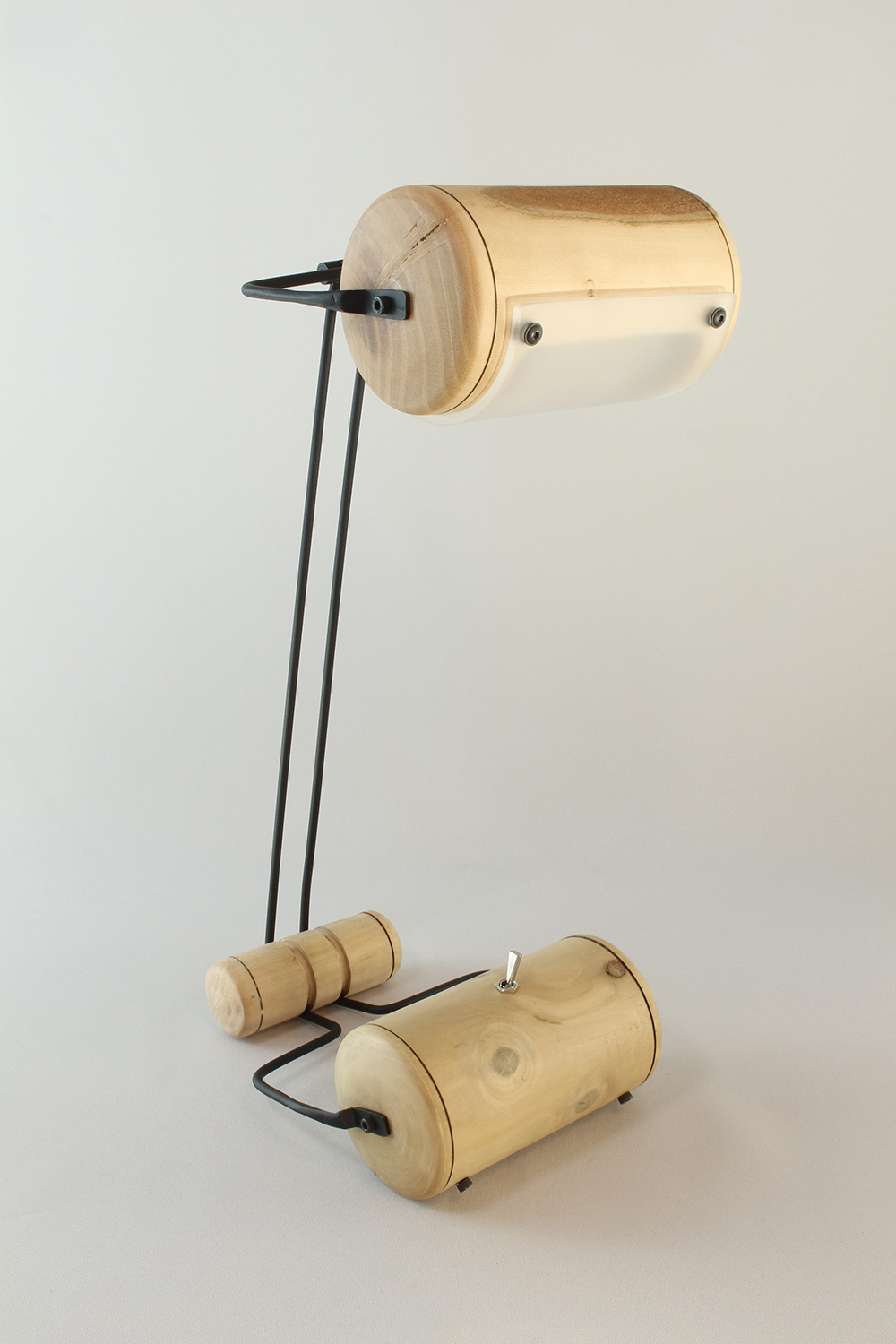 Lampe artisanale Erebia Luminaires Modèle Chrysalide en bois et acier