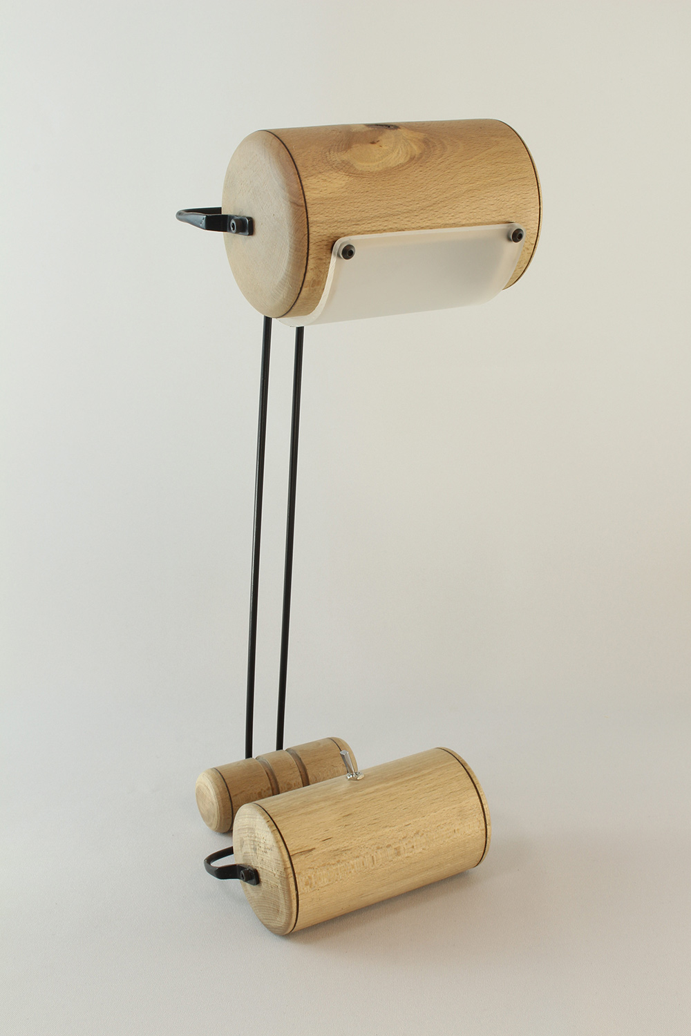 Lampe artisanale Erebia Luminaires Modèle Chrysalide en bois et acier