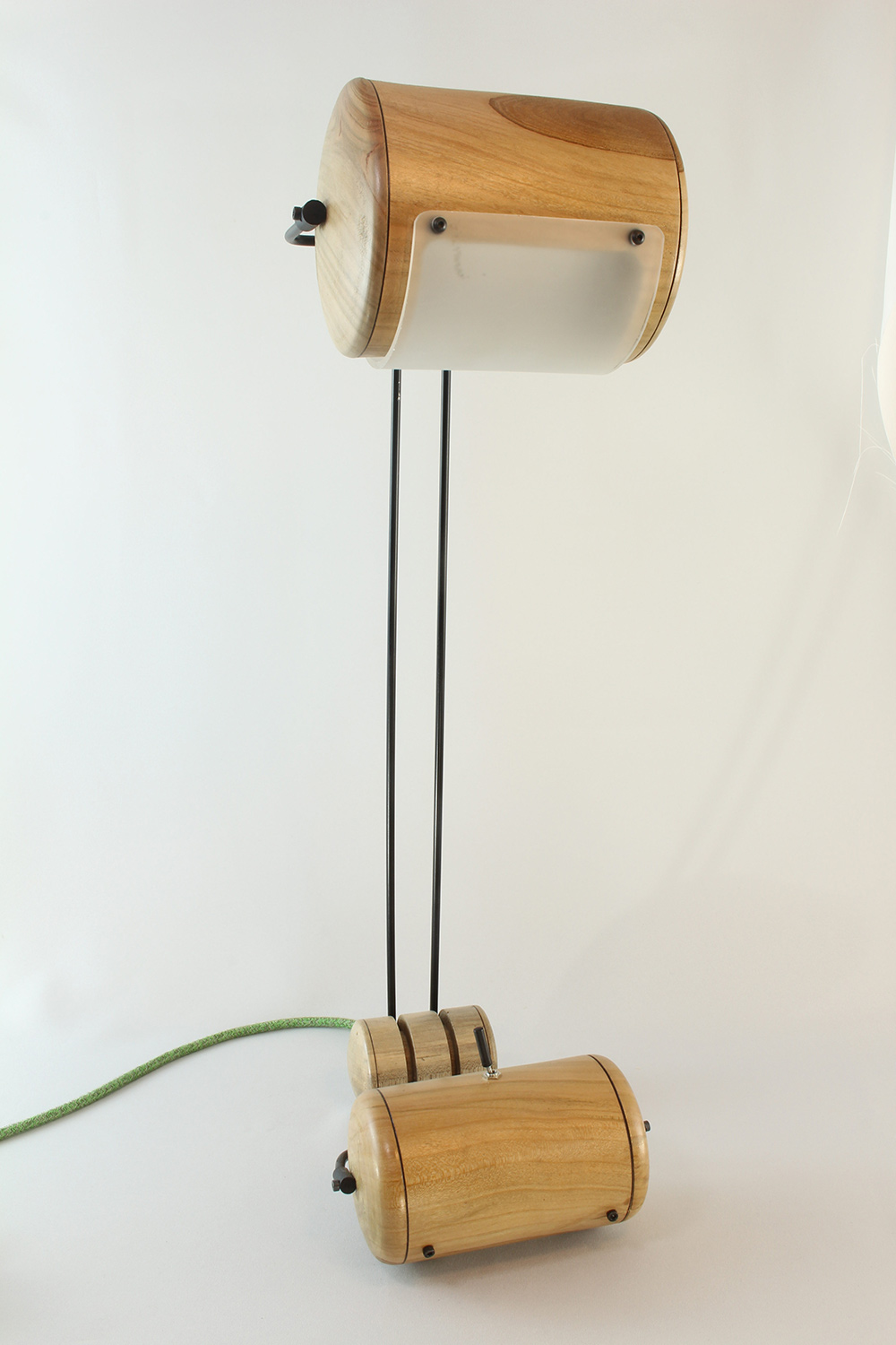 Lampe artisanale Erebia Luminaires Modèle Chrysalide en bois et acier