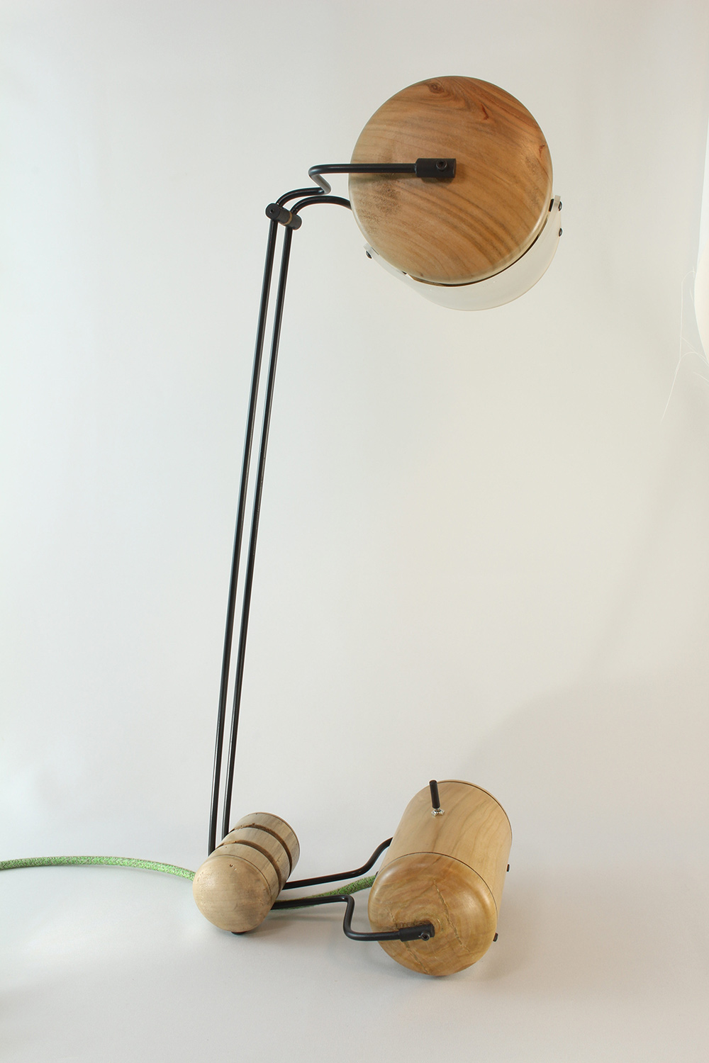 Lampe artisanale Erebia Luminaires Modèle Chrysalide en bois et acier