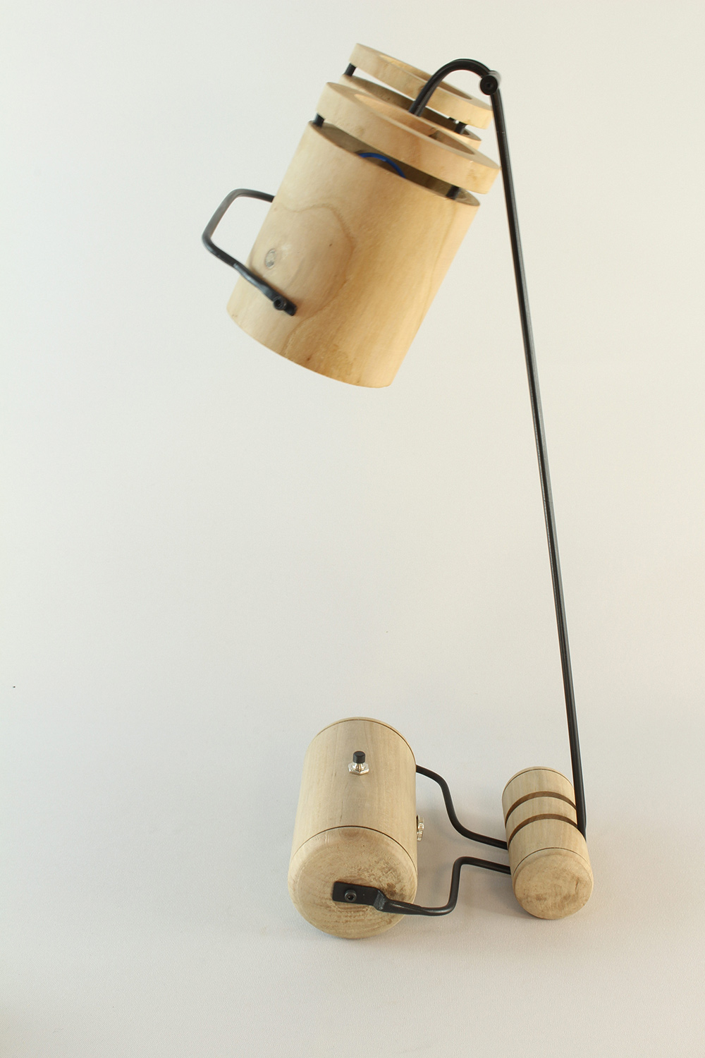 Lampe artisanale Erebia Luminaires Modèle Cocon en bois et acier