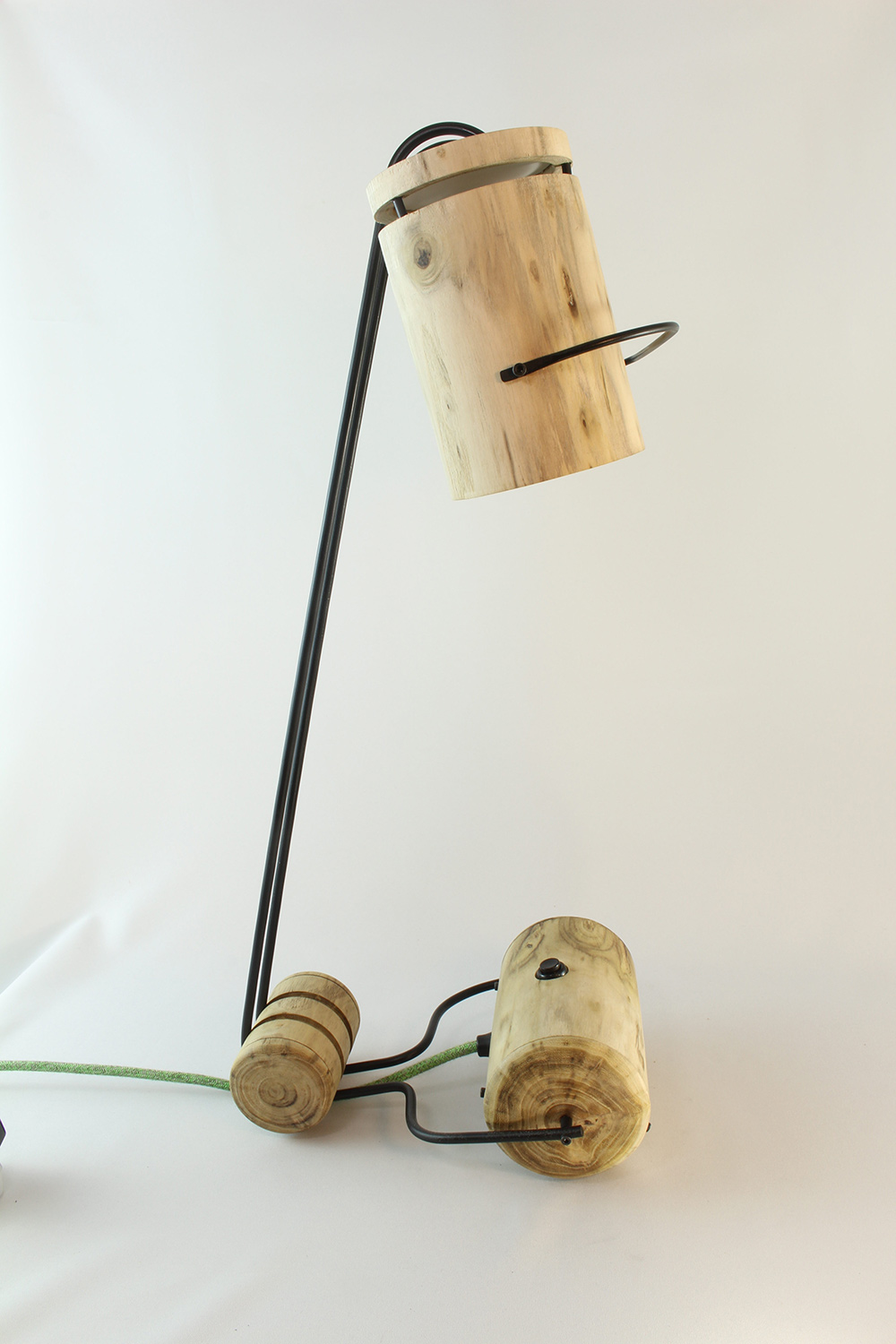 Lampe artisanale Erebia Luminaires Modèle Cocon en bois et acier