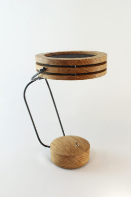 Lampe artisanale Erebia Luminaires Modèle Pemelène en bois et acier