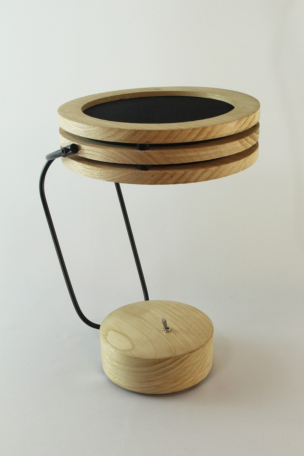 Lampe artisanale Erebia Luminaires Modèle Pemelène en bois et acier