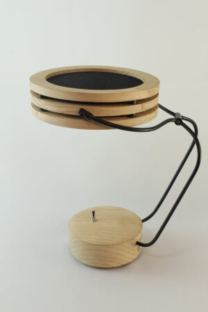 Lampe artisanale Erebia Luminaires Modèle Pemelène en bois et acier