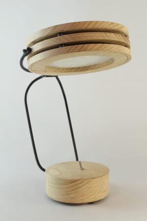 Lampe artisanale Erebia Luminaires Modèle Pemelène en bois et acier