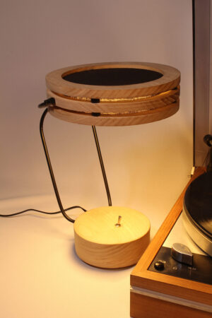 Lampe artisanale Erebia Luminaires Modèle Pemelène en bois et acier