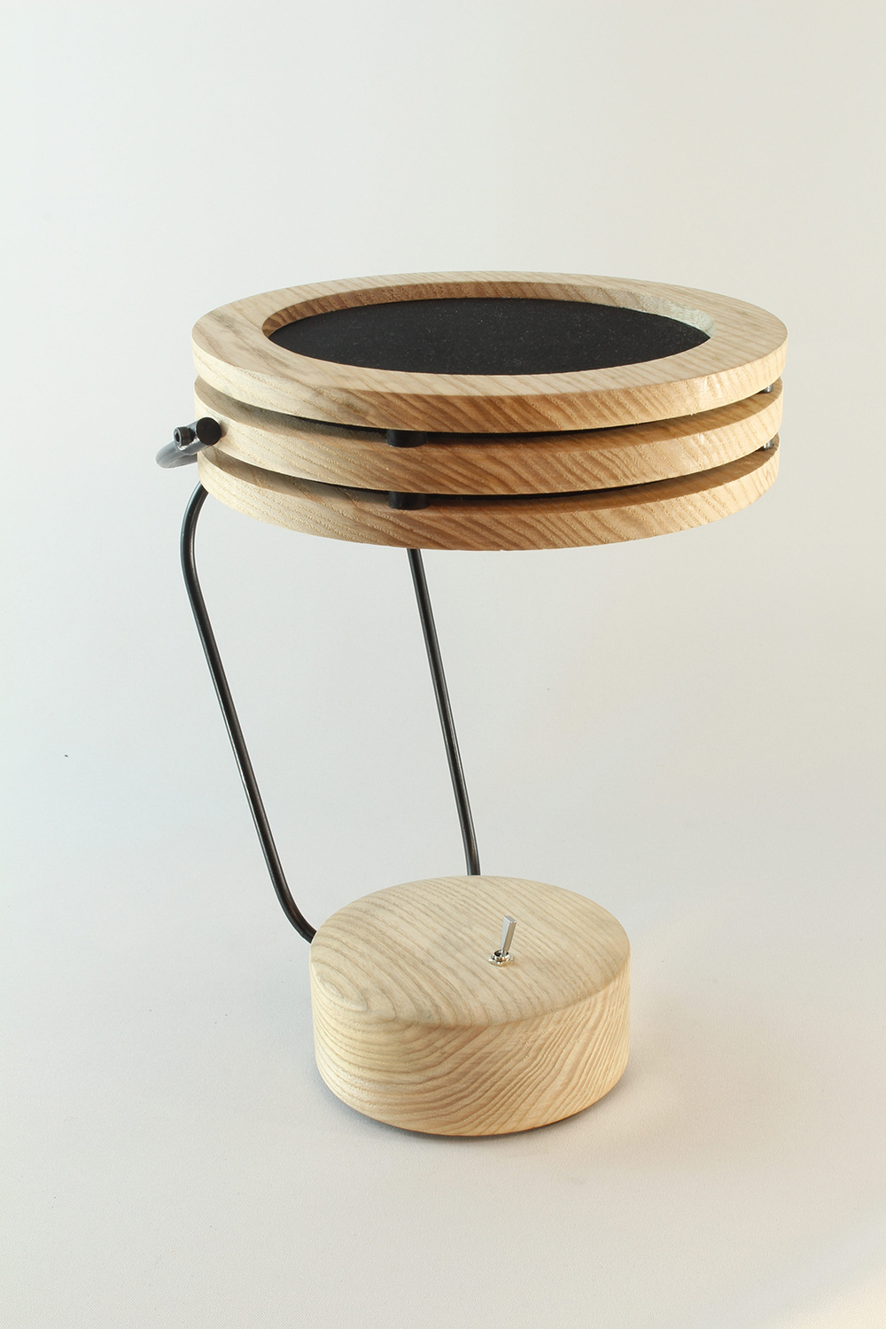 Lampe artisanale Erebia Luminaires Modèle Pemelène en bois et acier