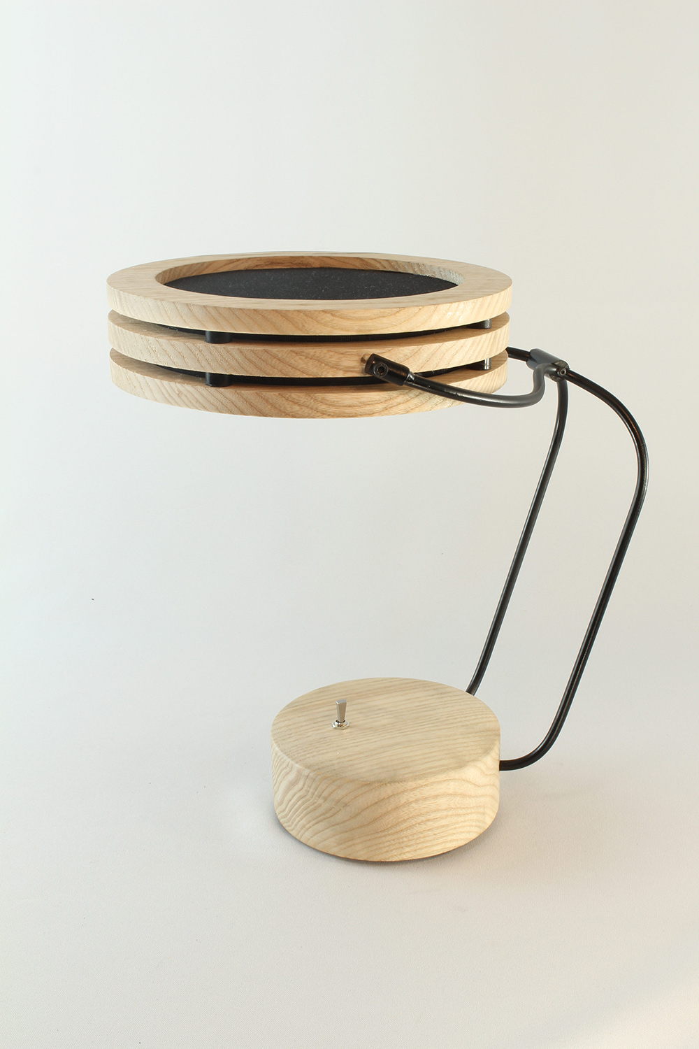 Lampe artisanale Erebia Luminaires Modèle Pemelène en bois et acier