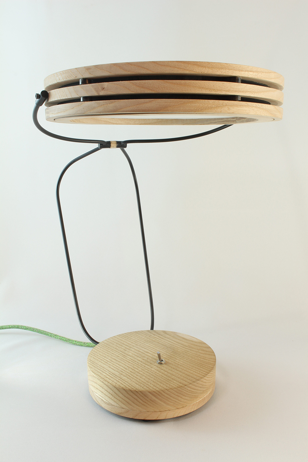 Lampe artisanale Erebia Luminaires Modèle Pemelène en bois et acier