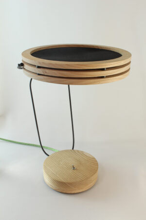 Lampe artisanale Erebia Luminaires Modèle Pemelène en bois et acier