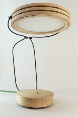 Lampe artisanale Erebia Luminaires Modèle Pemelène en bois et acier