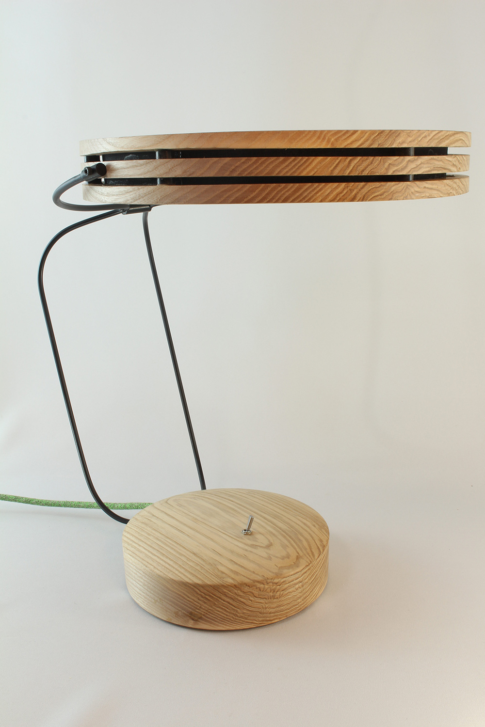 Lampe artisanale Erebia Luminaires Modèle Pemelène en bois et acier