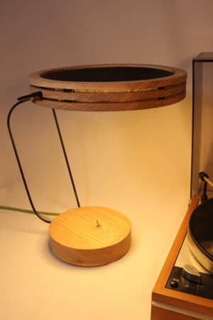 Lampe artisanale Erebia Luminaires Modèle Pemelène en bois et acier