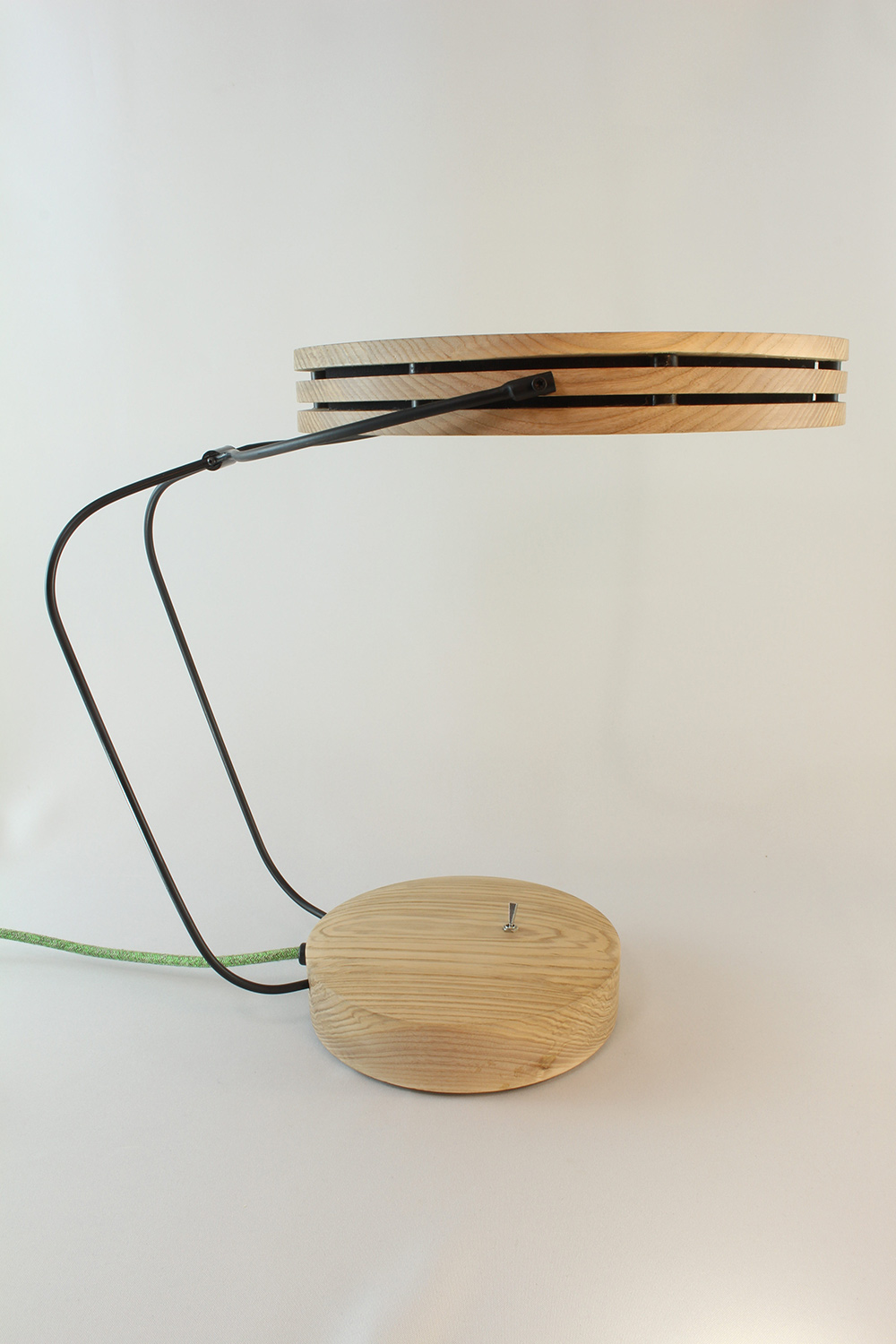 Lampe artisanale Erebia Luminaires Modèle Pemelène en bois et acier
