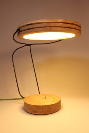 Lampe artisanale Erebia Luminaires Modèle Pemelène en bois et acier