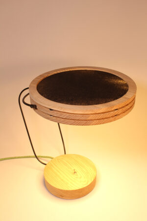 Lampe artisanale Erebia Luminaires Modèle Pemelène en bois et acier