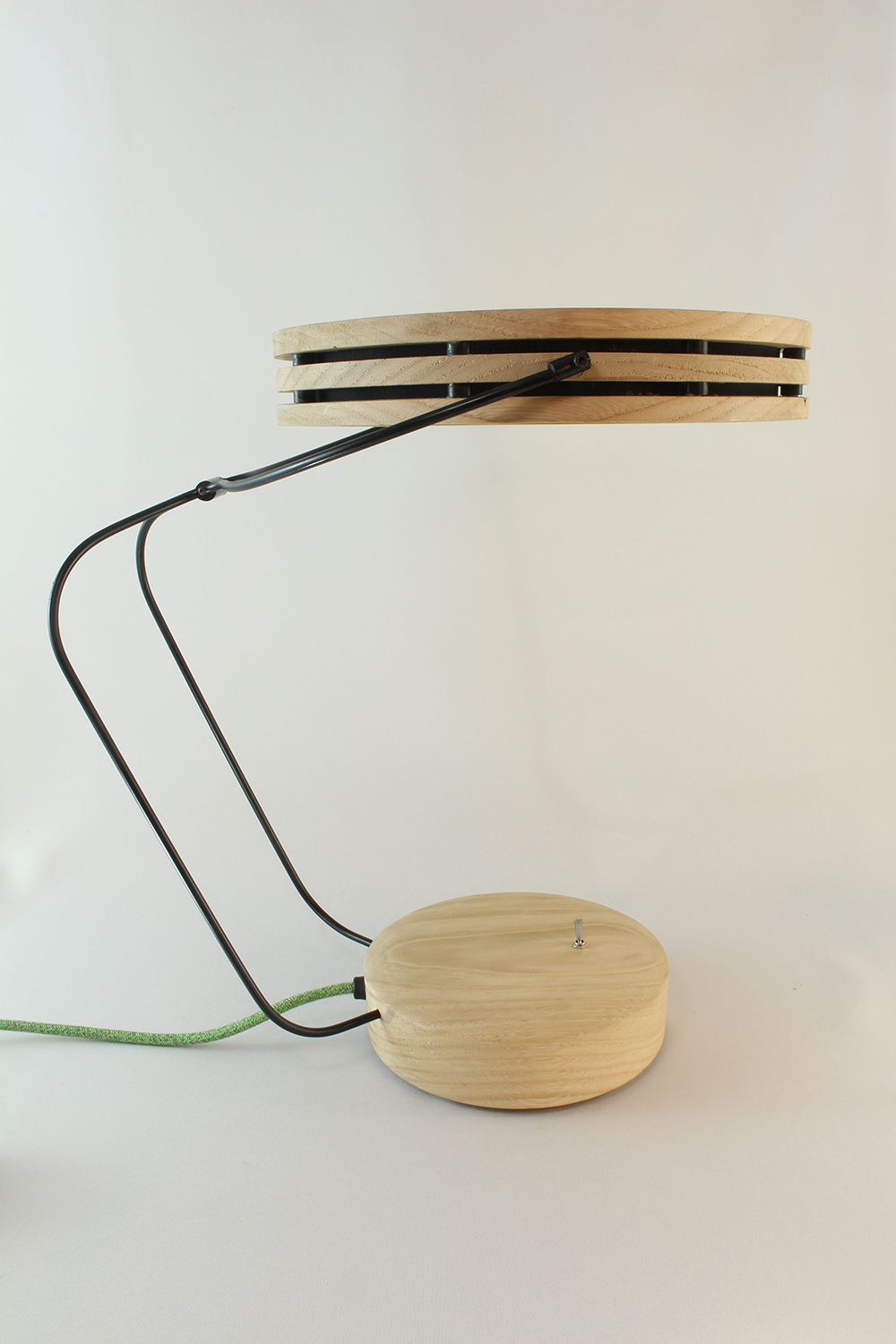 Lampe artisanale Erebia Luminaires Modèle Pemelène en bois et acier
