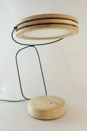 Lampe artisanale Erebia Luminaires Modèle Pemelène en bois et acier