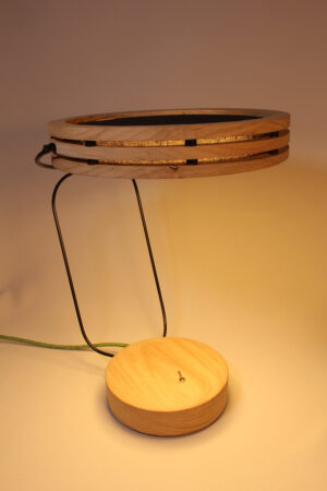 Lampe artisanale Erebia Luminaires Modèle Pemelène en bois et acier