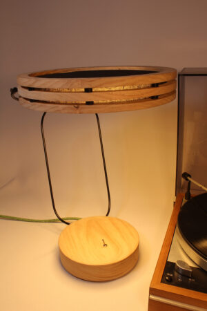 Lampe artisanale Erebia Luminaires Modèle Pemelène en bois et acier